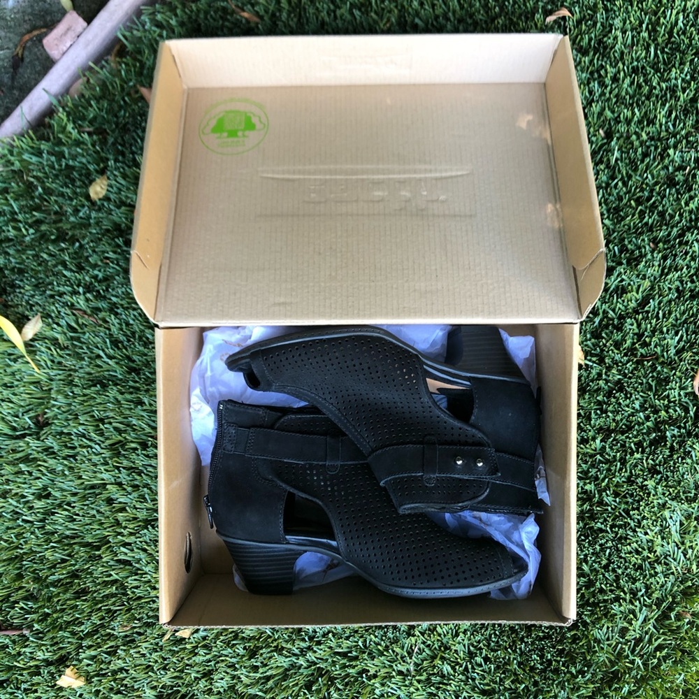 New-In-Box Earth Leather Sandals - Picture 6 of 7